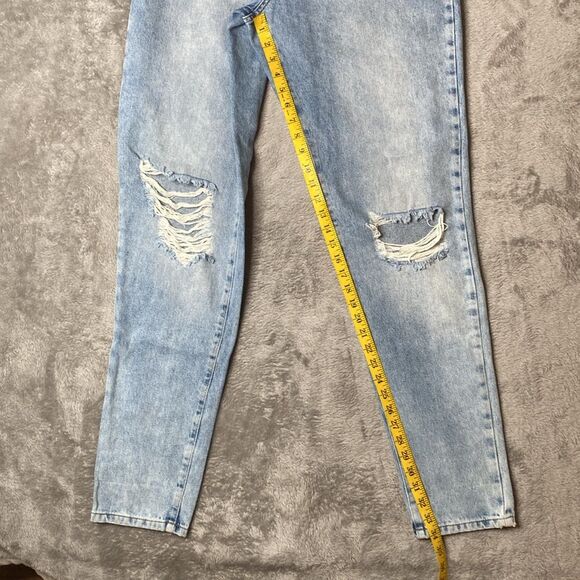 Misguided Riot Hight Rise Ripped Distressed Busted Knee Light Wash Mom Jeans - Picture 6 of 9